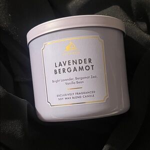 White Barn Lavender Bergamot Candle - Pale Lavender